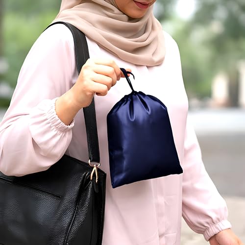 طقم صلاة ساتان للنساء من سوفت سبوت - طقم اسدال من قطعتين (تنورة ووشاح خمار) - ملابس مسلمة ناعمة حريرية - بدلة نماز - مقاس واحد - عباية صلاة بتغطية كاملة مع حقيبة حمل - كحلي