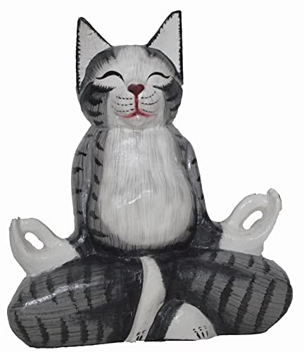 Estatua de gato meditando en posición loto de madera tallada