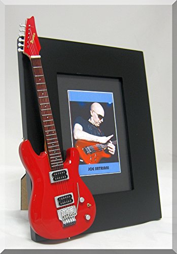 Joe Satriani Guitare miniature Cadre photo Ibanez - Les Beatles, Paul McCartney, John Lennon, RIngo Starr, George Harrison Joe Satriani Guitare miniature Cadre photo Ibanez