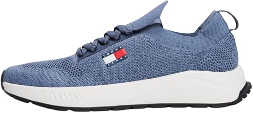 STREETWEAR RIVISITATO: Per far apprezzare gli amati classici degli anni ‘90 alla generazione successiva, Tommy Jeans strizza l'occhio alle icone dell’hip hop di quest’epoca. L’attenzione è rivolta alla qualità e ai design di tendenza caratterizzati da tanto denim.