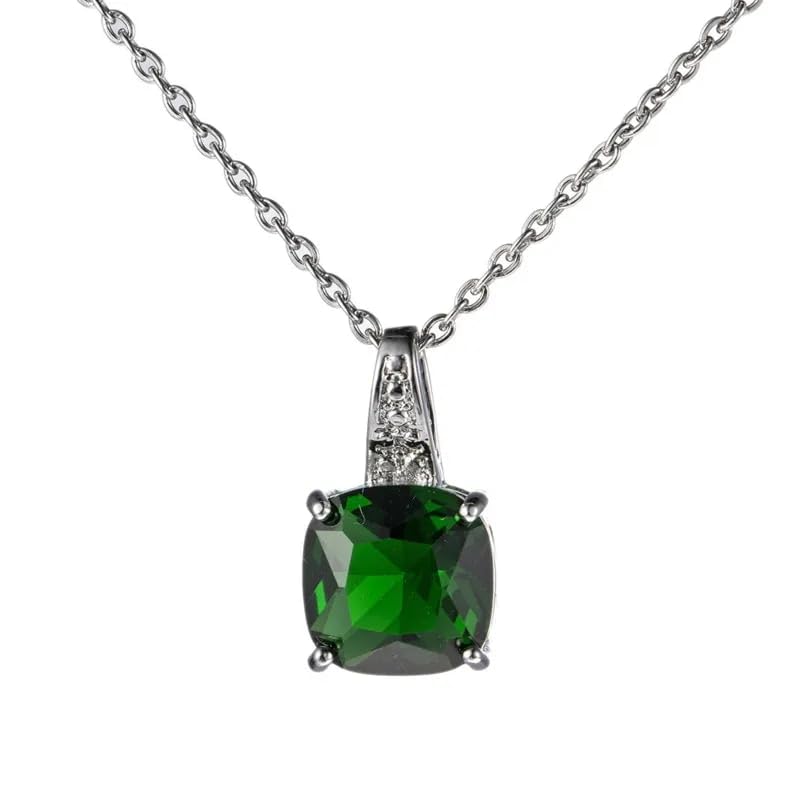 Collier émeraude naturelle anti-ternissement avec sa chaîne solide pour femme