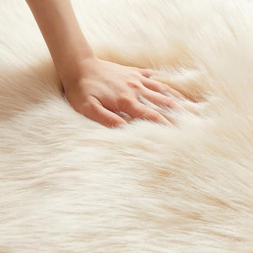 JXLOULAN Faux Schaffell Teppich Beige 50x80 cm, Weicher Flauschiger Longhair Fell Lammfellimitat Teppich für Wohnzimmer Deko Stühle Sofa Schlafzimmer