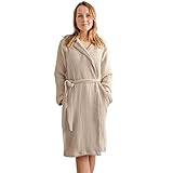 Den Bademantel aus Baumwolle gibt es in drei verschiedenen Größen (XS/S, M/L und XL) und er eignet sich dank seinem schlichten Design sowohl für Männer als auch Frauen