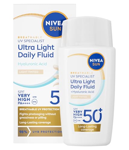 NIVEA SUN Fluido Quotidiano Ultra Leggero SPF 50+ Light 40 ml, Crema solare viso idratante con Acido Ialuronico, Crema colorata viso per una coprenza duratura, Protezione solare ultra leggera