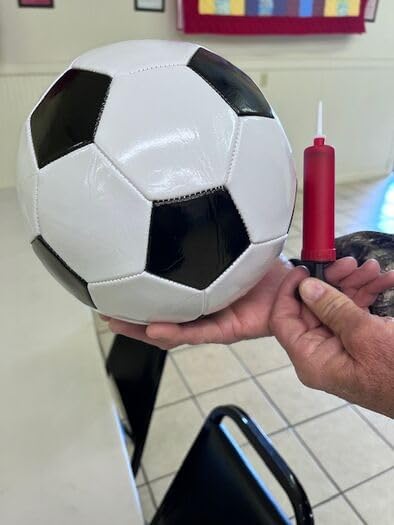 Miniatura 2 de uDecor Paquete de 25 pelotas de fútbol con juegos de bomba para operación, pelota de fútbol de Navidad para niños, tamaño oficial 5 y bomba, ideal