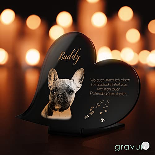 Gedenkstandbild-Gedenktafel-mit-Gravur-Fotogravur-Grabstein-Tiere-Herz-liegend-in-2-Groessen-Grabschmuck-graviert-fuer-Haustiere-wie-Hund-Katze-Co-Grabplatte-Im-Kerzenschein-schoen-leuchtend