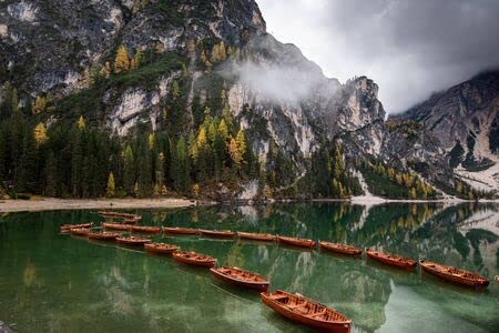 Adrium - Lienzo decorativo (120 x 80 cm), diseño de bosque en el bosque y la peaceful and Beautiful Lake lago di braies in The Italian Dolomites South Tyrol, Itlay, ilustración sobre lienzo