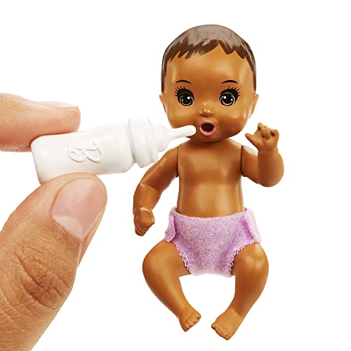 Barbie Skipper Big Babysitting Adventure, Skipper mit schwarzen und blauen Haaren, Baby mit braunen Haaren, Fläschchen, Bettchen, Zubehör, inkl. 2 Puppen, Geschenk für Kinder ab 3 Jahren,HJY34