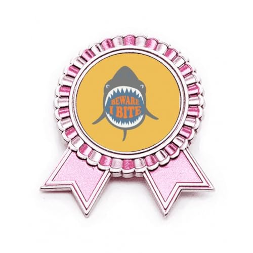 Badge broche requin rose métal pour personnaliser un vêtement triste