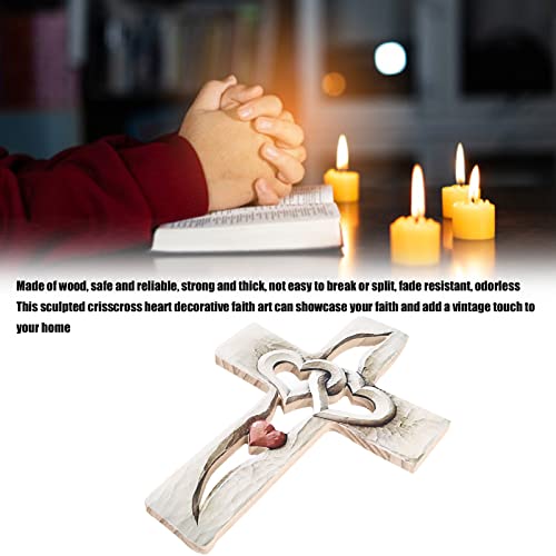 Cruz de madera de corazones entrelazados perfecta para regalar en bodas 5