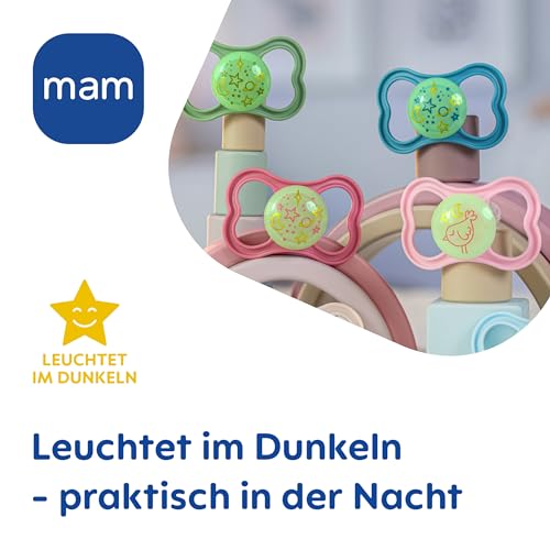 MAM Supreme Night Schnuller im 2er-Set, leuchtender Babyschnuller für eine gesunde Zahn- und Kieferentwicklung, beugt Hautreizungen vor, mit Schnullerbox, 16+ Monate, Igel/Universum