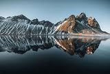 Immagine composita in alluminio 90 x 60 cm: registrazione del drone del tramonto e il bellissimo riflesso della montagna Vestrahorn sul tappo Stokksnes in Islanda. (181047476)