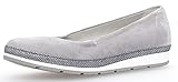 Diese Damenschuhe in der Farbe Grau überzeugen durch ein klares Design und unterstreichen die aktuelle Schuhmode. Große Schuhe von Gabor lassen sich perfekt mit dem urbanen Modegeist kombinieren und verleihen jedem modernen aber auch einem klassisch-sportivem Outfit den passenden Schliff. Das Außenmaterial bei diesem Modell wurde aus Rauhleder hergestellt, als Innenmaterial wurde Microfaser verwendet. Bei diesen Schuhen kann als Weite Bequeme Weite (G-Weite) berücksichtigt werden. Bei der Sohle