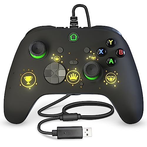 【Sensore di vibrazione e movimento】Il controller di gioco wireless offre ai giocatori un'esperienza coinvolgente durante il gioco grazie al motore interno che può vibrare in base a diverse scene come collisioni e altre battaglie violente. Il giroscopio a sei assi aggiornato consente ai giocatori di immergersi nel gioco fornendo un feedback simultaneo.