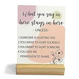 インスピレーションを与えるメンタルヘルス 素朴なデスク装飾プラーク 木製スタンド付き What You Say in Here Stay in Here 木製サイン ホームセラピーオフィスシェルフ装飾