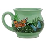 Stilvolles Design: Der grüne MARIPOSA Becher ist mit verschiedenen schönen Schmetterlingen und Blättern versehen
