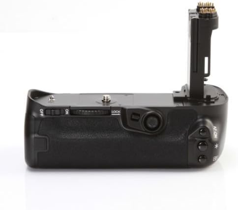 Meike MK-7DRII PRO Battery Grip bottom view with tripod mount