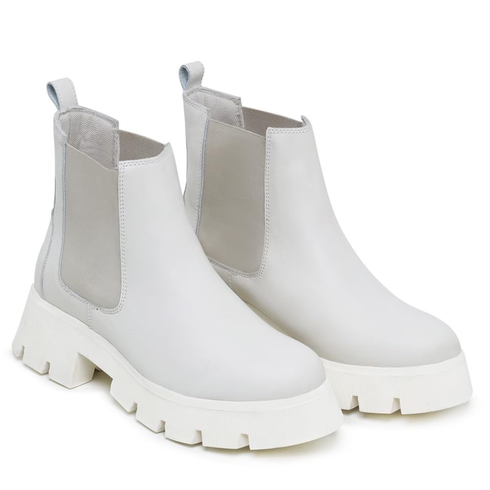 Bota Coturno Couro Feminino Sola Leve Robusta Tratorada Elástico Laterais Estilo Conforto em promoção! Veja a oferta e mais achadinhos de Botas 2 Hoje é o melhor dia para comprar Bota Coturno Couro Feminino Sola Leve Robusta Tratorada Elástico Laterais Estilo Conforto com aquele preço maroto! Promoção! Aproveite a oferta! 2