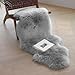 AMFUN Faux Lammfell Schaffell Teppich, Longhair Flauschiger Teppich, Flauschiger Schaffell Lammfell Fellteppich Waschbar, Weicher Fell Carpet für Stühle Sofa Schlafzimmer(Grau, 50 x 80 cm)