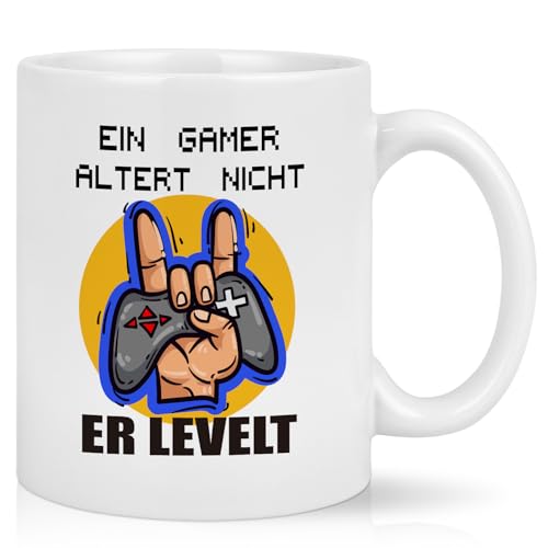 Joymaking Geschenke für Gamer Tasse mit Spruch - Ein Gamer altert nicht er levelt - Zocker Geschenk für Computerspieler, Gaming-Fans Geburtstagsgeschenk für Jungen, 320ml Weiß