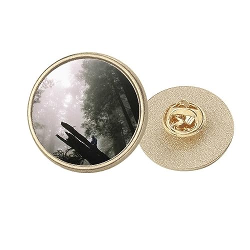 Broche ronde en métal doré forêt pour sublimer un manteau en automne