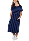 Jerseykleid mit Streifenmix. Lässige Oversized-Passform mit Rundhalsausschnitt, 2 Taschen und überschnittenen Schultern. Halbarm.