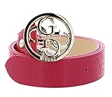 Mit dem GUESS Gürtel heben Sie Ihr Styling auf ein neues Niveau. Das tolle Design und die große Koppelschließe verleihen einen edlen Touch. Perfekter Sitz und super Styling, das werden Sie mit diesem Gürtel genießen können. Lassen Sie rutschende Hosen zur Vergangenheit werden. Weite 105
