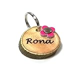 ✔ ÚNICA PARA TÚ MASCOTA: Cada placa para perros o gatos está hecho a mano por nosotros con todo el amor. El nombre delante y la dirección y/u número de teléfono, esto a gusto, están bonitamente y profundamente grabados con un láser. Un producto único, natural, fuerte y ligero. Una autentica joya hecho exclusivamente para tú mascota.