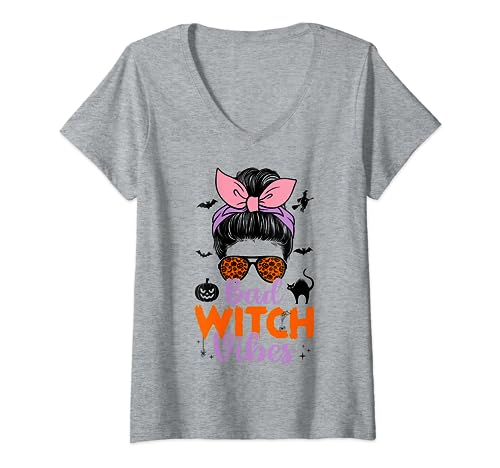 Bad Witch Vibes Halloween Spooky Season Messy Bun Women Girl Camiseta Cuello V