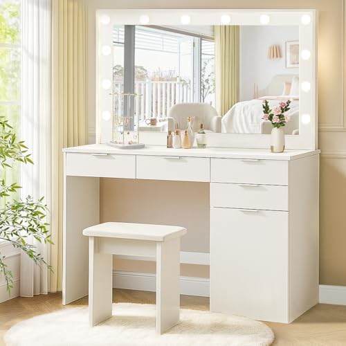 Diventa più Ordinato -- Questo tavolino ha 4 cassetti e 1 mobile con 2 ripiani. Puoi mettere qualsiasi prodotto di bellezza o cura della pelle nei cassetti. Un cassetto per strumenti di bellezza, uno per prodotti di bellezza, uno per accessori e altro ancora. Libri e riviste, cappelli, guanti, sciarpe, ecc. possono essere conservati nell'armadio. Il grande piano di lavoro (W105cm × D36cm) può offrire uno spazio di utilizzo più piacevole.