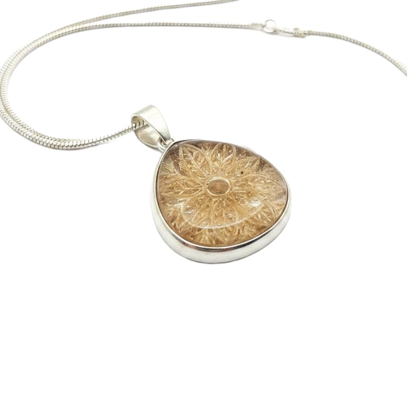 Pendentif en quartz orange véritable et sa chaîne fine, une création facettée d'exception