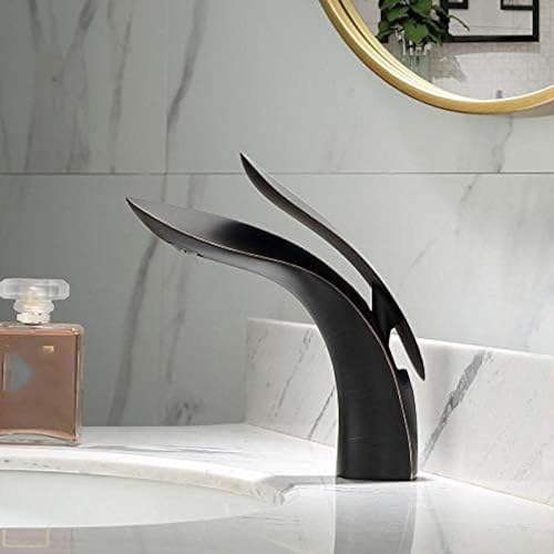 Robinet de lavabo cascade pour rénover une salle de bain parentale moderne