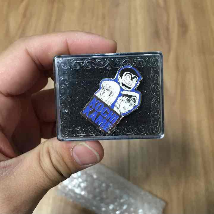 Amazon.co.jp: 少年ジャンプ懸賞品！こち亀ピンバッジ！ : おもちゃ