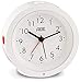 Produktbild ADE CK1719 Analoger Wecker (geräuschloser Reisewecker ohne Ticken mit automatischem Nachtlicht-Sensor und Snooze-Funktion, 10,5 cm Durchmesser, mit Batterie) weiß