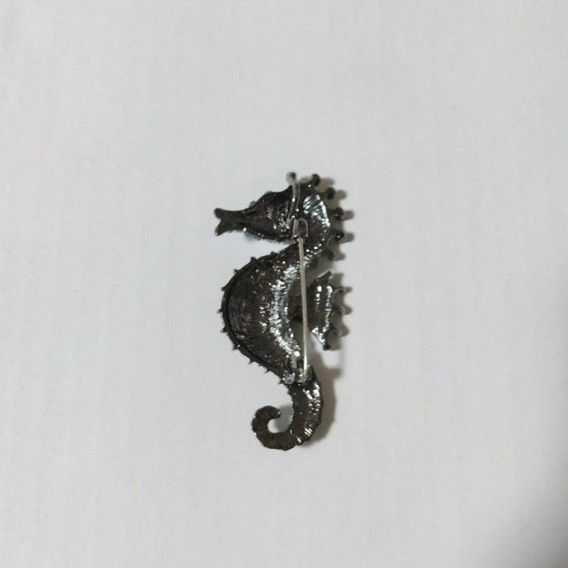 Amazon.co.jp: タツノオトシゴ ブローチ カラフル 青 ブルー 水族館