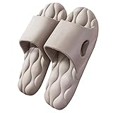 [SUOLA ANTISCIVOLO]: Linee sola antiscivolo Design sollevato e materiale elegante selezionato elegante, ha un'eccellente resistenza allo slittamento, accoppiata con la pressione del peso corporeo del corpo umano Aumento dell'attrito per mantenere il bilanciamento migliore, i sandali scivolano sono decisamente adatti per il bagno indossando.