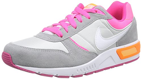 Nike Mixte Enfant Nightgazer Chaussures de Running, Gris-Grau (Pr Pltnm/White-PNK PW-VVD PNK 002), 36.5