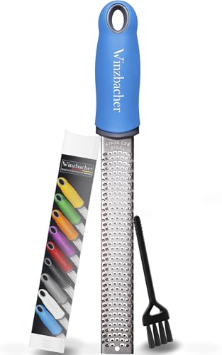 Winzbacher - Premium Zester Reibe I Parmesanreibe, Zitronenreibe, Muskatnuss Reibe, Ingwerreibe u.v.m. I rasiermesserscharfe Edelstahl Klinge I Spülmaschinenfest I inkl. Schụtz & Reinigungsbürste