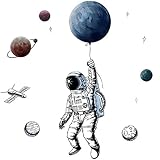 WandSticker4U®- XXL Wandtattoo ASTRONAUT FLIEGT I Wandbild: 84x125 cm I Wandsticker Kinderzimmer Junge Planeten Weltall Mond I Wand Aufkleber Jungen Teenager Jugendzimmer Deko COOL