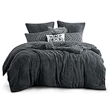 Bei den Farbtönen haben wir uns für eine solide, aber trendige Unifarbe Grau entschieden, die einerseits der Bettwäsche 200x220 Winter einen Hauch von schlichter Eleganz und Luxus verleiht und zweitens eine warme und wohnliche Atmosphäre in Ihrem Schlafzimmer oder Gästezimmer schafft.