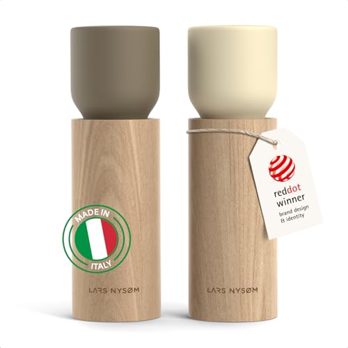 LARS NYSØM Moulin à Sel et Poivre en Bois Manuel - Ensemble de Moulins à Épices avec Broyeur Céramique Réglable - Moulins à Sel et Poivre Design en Bois de Hêtre pour Cuisine ou Table (Brown/Beige)