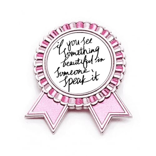 Broche avec citation rose en métal taille M pour égayer une veste terne