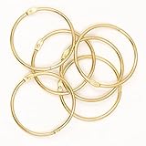 DESCRIPCIÓN: Pack de 6 unidades de anillas metálicas con baño de color Dorado (Gold). Tamaño: 60 mm de diámetro. Anillas tipo “ring” que se abren y cierran cómodamente para incorporar páginas a tu proyecto en cualquier momento. No se necesitan herramientas complejas para realizar este tipo de encuadernación, solo una perforadora de agujeros o Crop a dile.