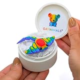 Le coffret cadeau ultime : passez le papier cadeau ! Chaque Gaynimal est livré méticuleusement emballé et prêt à offrir dans un étui de protection réutilisable, complet avec un autocollant personnalisé assorti. C'est le cadeau parfait et unique pour les collègues, les anniversaires, les bas de Noël ou toute personne qui aime la décoration de bureau insolite.