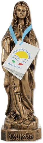 Materiale e Finitura: Realizzata in resina di alta qualità, con una finitura che riproduce l'effetto del bronzo, conferendo alla statua un aspetto elegante e tradizionale.