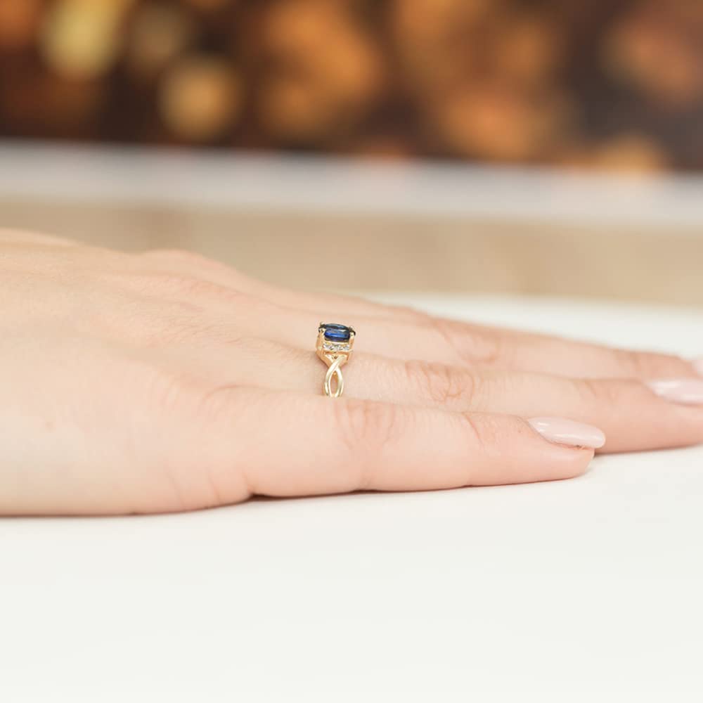 MARKO Damen Verlobungsring aus Gold mit 0,70 Karat Saphir und 0,05 Karat Diamanten, 14 Karat Gold (585) | Goldring mit Box | Goldring für Frauen