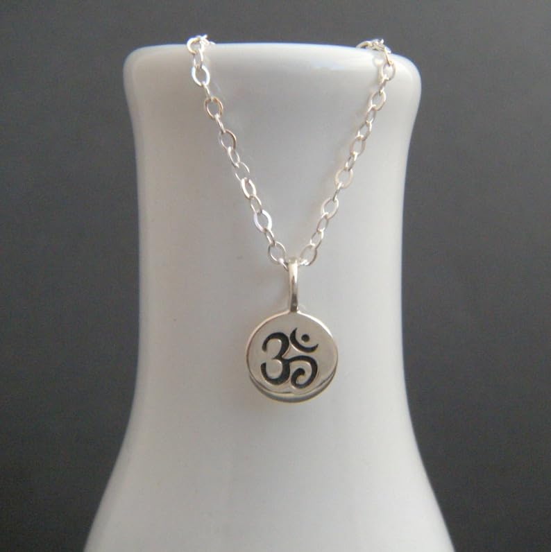 Om-Halskette aus 925er Sterlingsilber. Zen-Yoga-Yogi-Schmuck. Schlichter Ohm-Symbol-Anhänger. Für jeden Tag. Zierlicher Schmuck. Geschenk für sie | mit 45,7 cm langer Kette | versilbert | L_PN_0489
