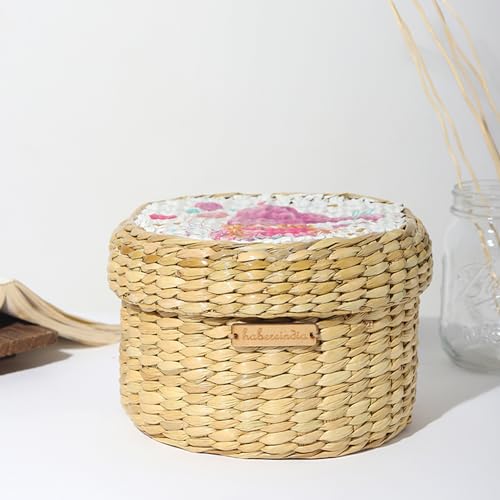 Habere India-All the Cultures Fabricating India Wicker Basket With Lid | Storage Box | Seagrass Container | Gift Hamper (Round 19 * 19 * 12 CM) (Design 01)