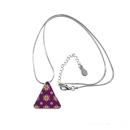 Bijou thaïlandais pendentif triangle en satin pourpre pour sublimer vos tenues bohèmes chic