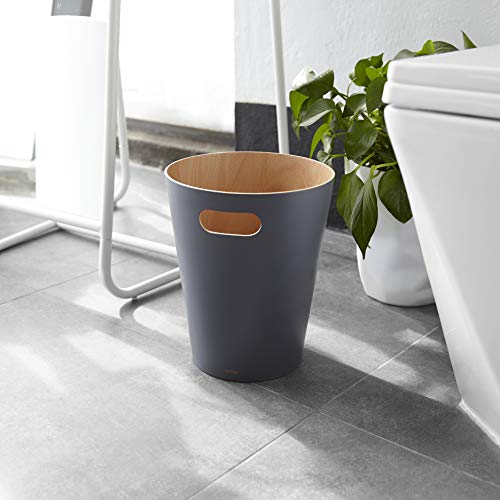 Umbra Woodrow Abfalleimer – Zweifarbiger Holz Papierkorb für Büro, Badezimmer, Wohnzimmer und Mehr, 7,5l Fassungsvermögen, Dunkelgrau/Natur